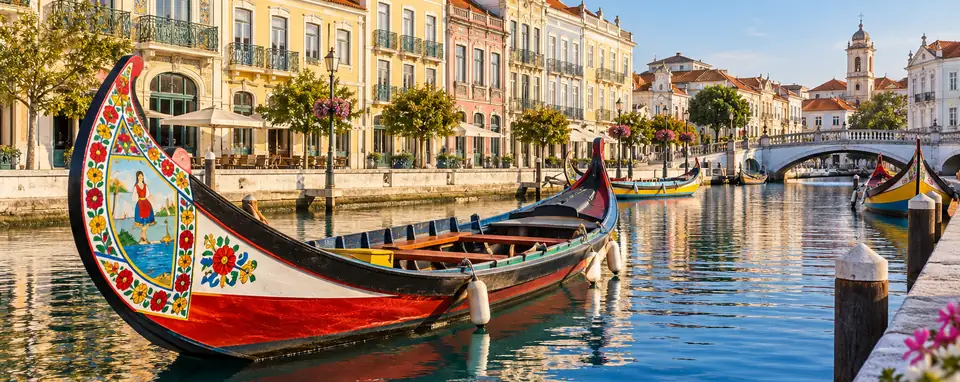 Ilustração de um moliceiro pintado num canal do centro de Aveiro, com fachadas coloridas ao fundo